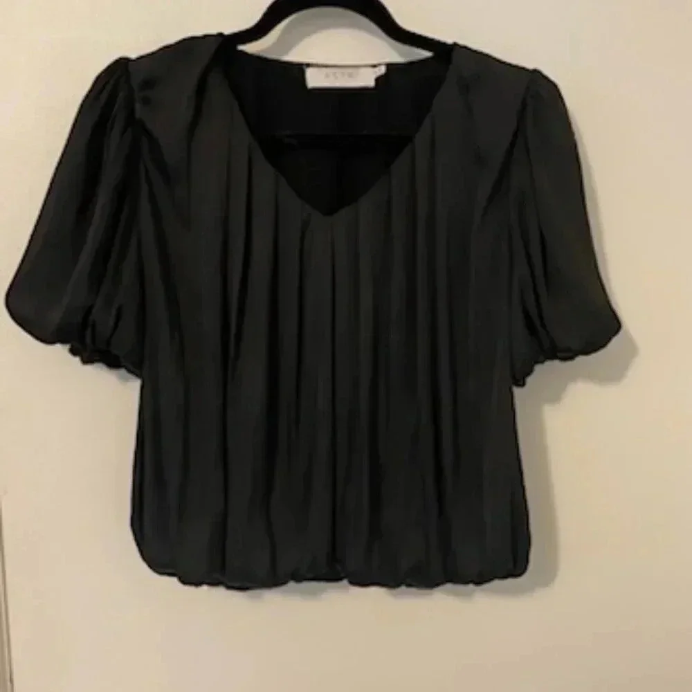 ASTR The Label Black Bubble Hem Puff Sleeve V Neck Top